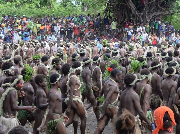 Over 1000 children, women and men from villages at Whitesands, Middle Bush, North and South Tanna gathered to welcome the Deputy Prime Minister (DPM) and Minister of Trades, Commerce, Tourism and Industry, Joe Natuman, and his delegation from Port Vila