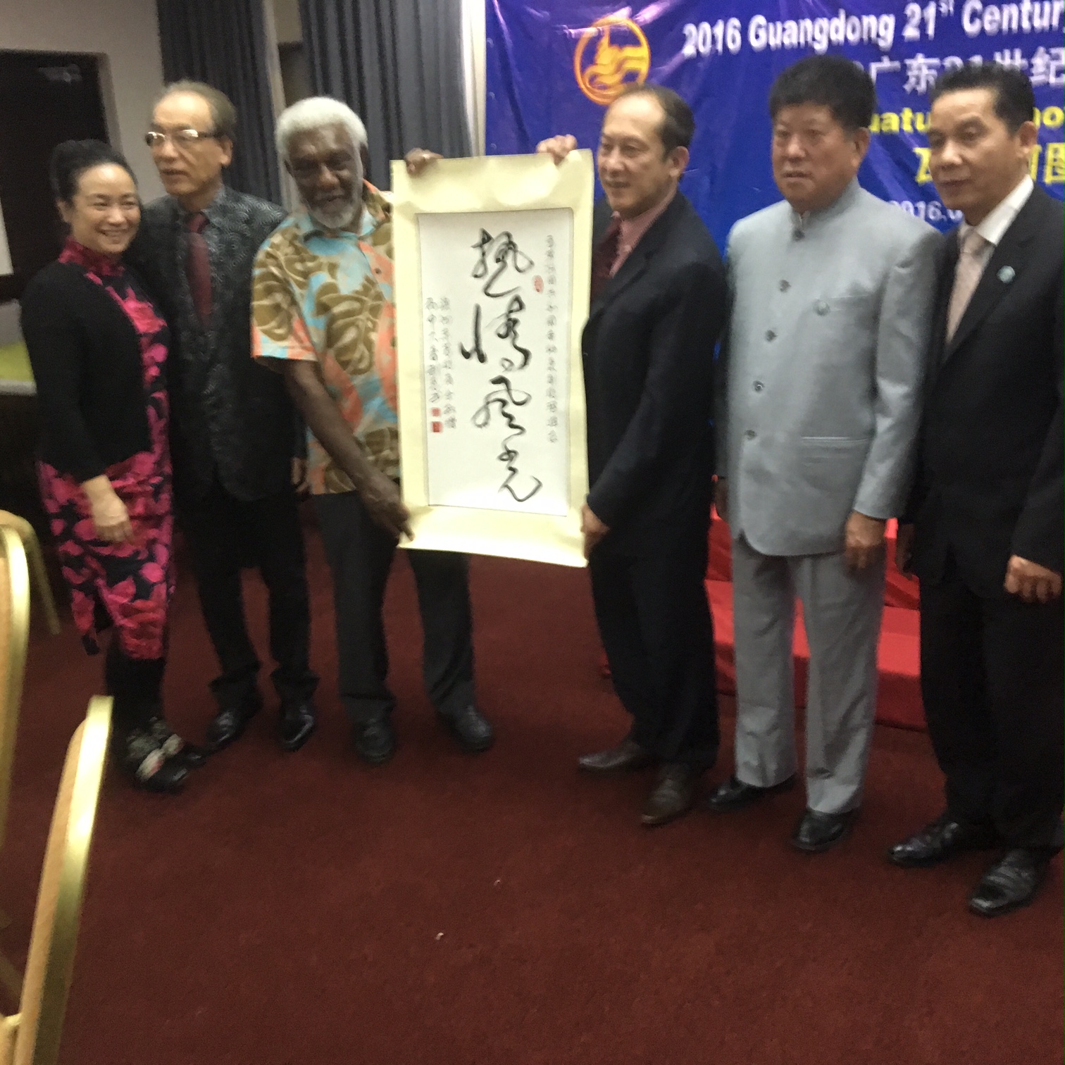 Mr David Luu presenting a Chinese scroll message to Deputy Prime Minster Joe Natuman.  With His Excellency Ambassdor Lui Quan, leading business couple Mr and Mrs Lin, and the President of the Sydney Chapter of the World Wide Dongguan Entrepeneurs Federation.