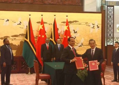 Chinese Premier Li Keqiang (back row R) and Prime Minister of the Republic of Vanuatu Charlot Salwai (back row L) witness the signing of bilateral cooperative documents in Beijing, May 27, 2019. /CGTN Photo